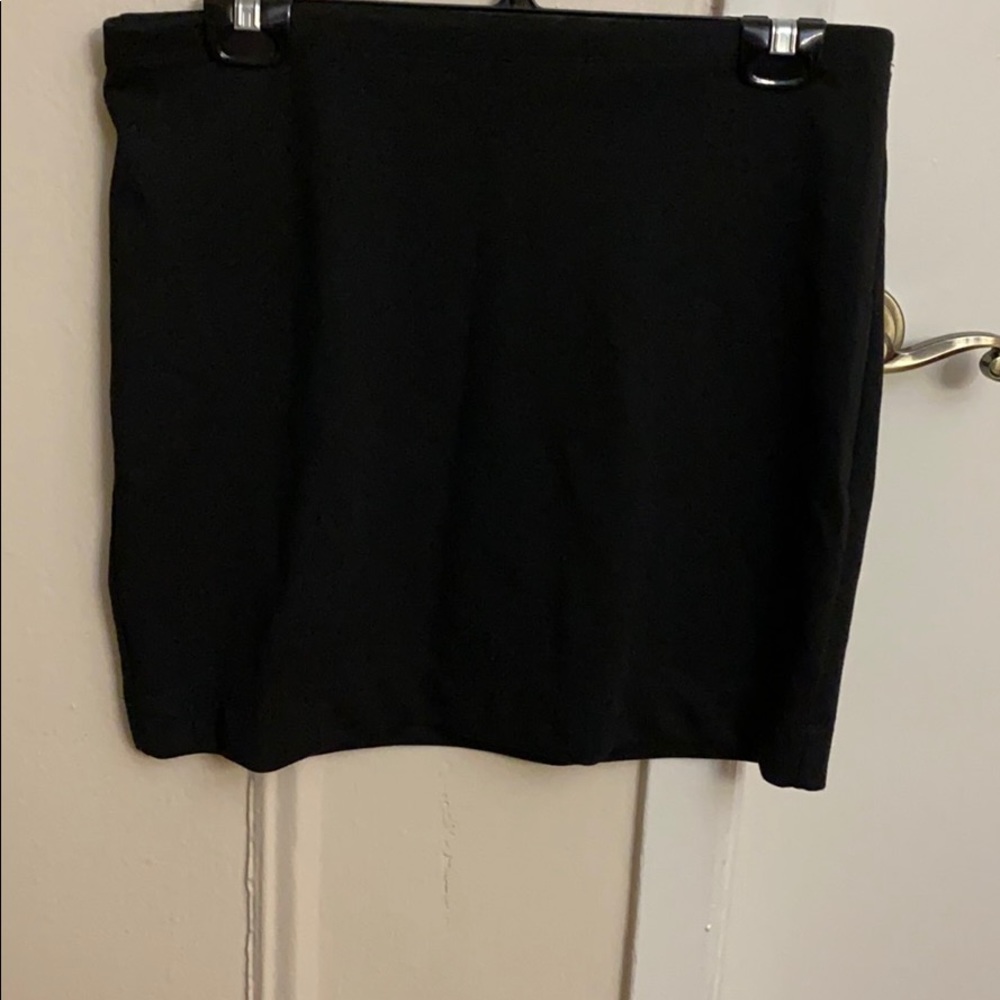 Short black stretchy skirt